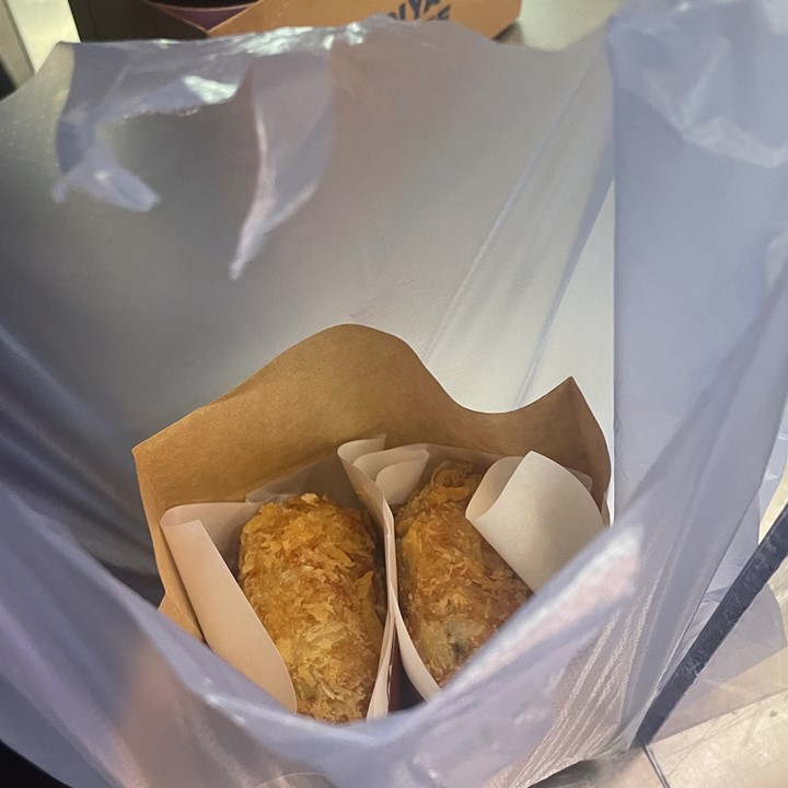 주문한 치즈고로케와 땡초고로케가 비닐봉지 안에 포장되어있는 모습